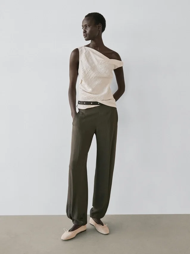 Asymmetrisches Oberteil mit Knotendetail Asymmetrisches Oberteil mit Knotendetail