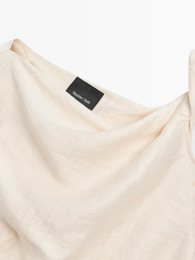 Asymmetrisches Oberteil mit Knotendetail Asymmetrisches Oberteil mit Knotendetail