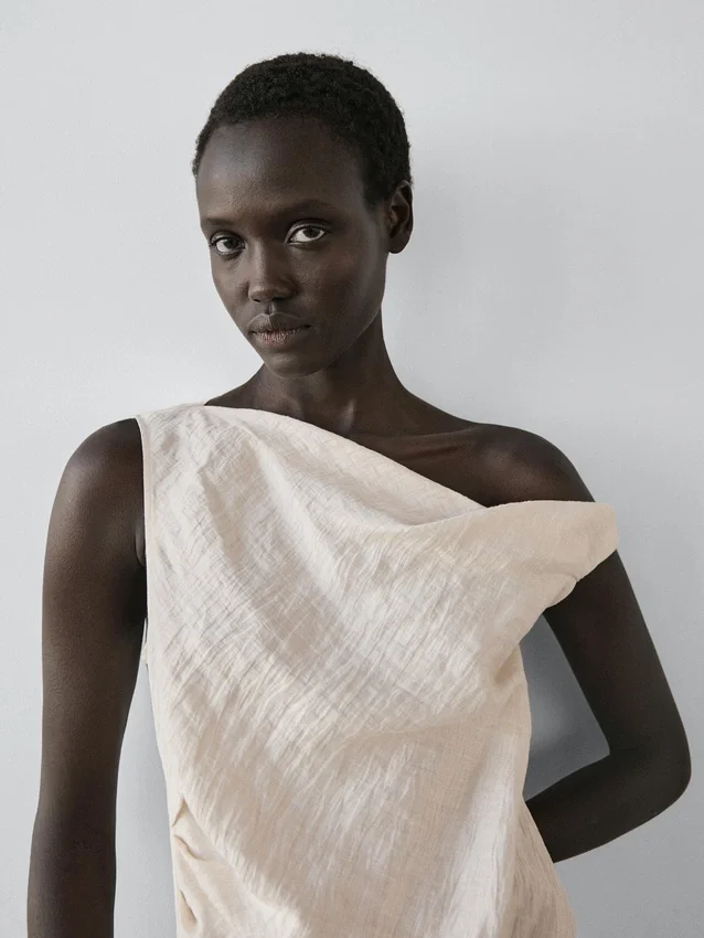 Asymmetrisches Oberteil mit Knotendetail Asymmetrisches Oberteil mit Knotendetail