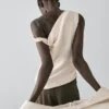 Asymmetrisches Oberteil mit Knotendetail Asymmetrisches Oberteil mit Knotendetail