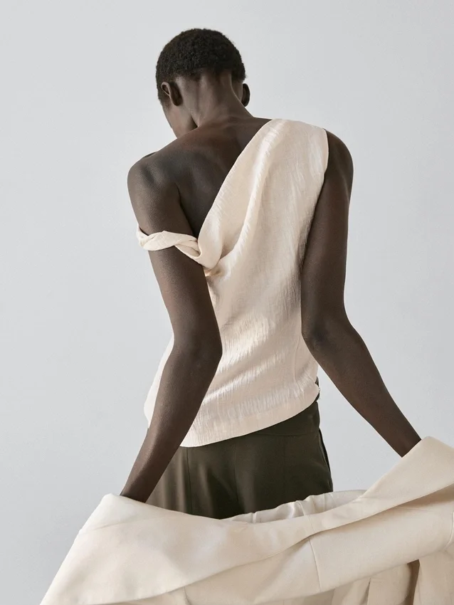 Asymmetrisches Oberteil mit Knotendetail Asymmetrisches Oberteil mit Knotendetail