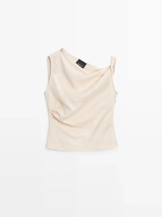 Asymmetrisches Oberteil mit Knotendetail Asymmetrisches Oberteil mit Knotendetail
