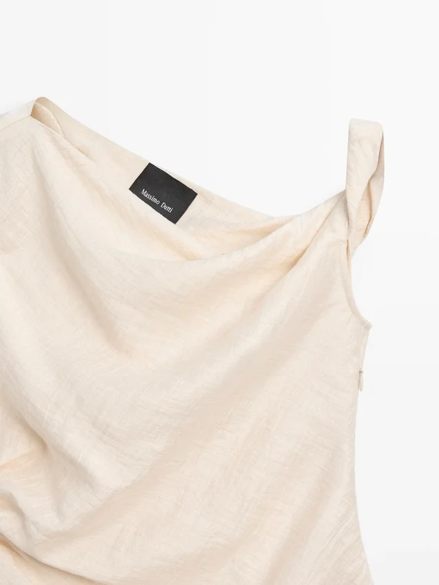 Asymmetrisches Oberteil mit Knotendetail Asymmetrisches Oberteil mit Knotendetail