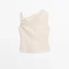 Asymmetrisches Oberteil mit Knotendetail Asymmetrisches Oberteil mit Knotendetail