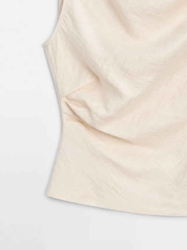 Asymmetrisches Oberteil mit Knotendetail Asymmetrisches Oberteil mit Knotendetail