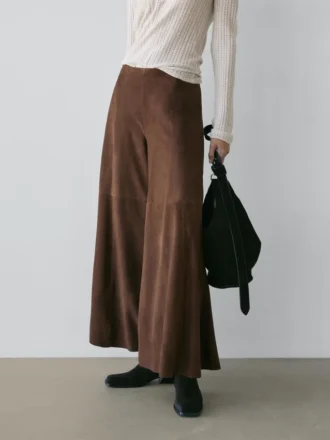 Ausgestellt geschnittene Hose aus Wildleder