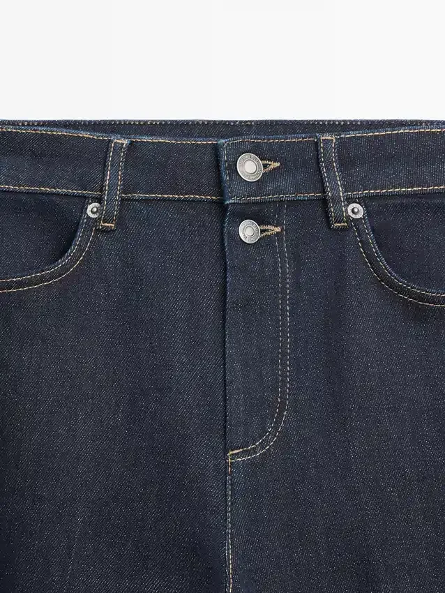 Ausgestellte Jeans mit hoher Taille Ausgestellte Jeans mit hoher Taille