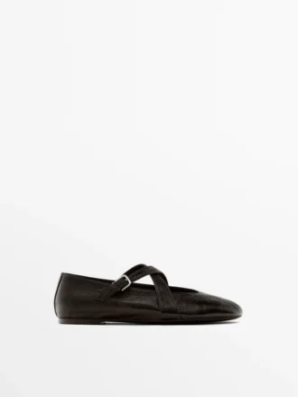 Ballerinas mit gekreuzten Riemen und Schnalle