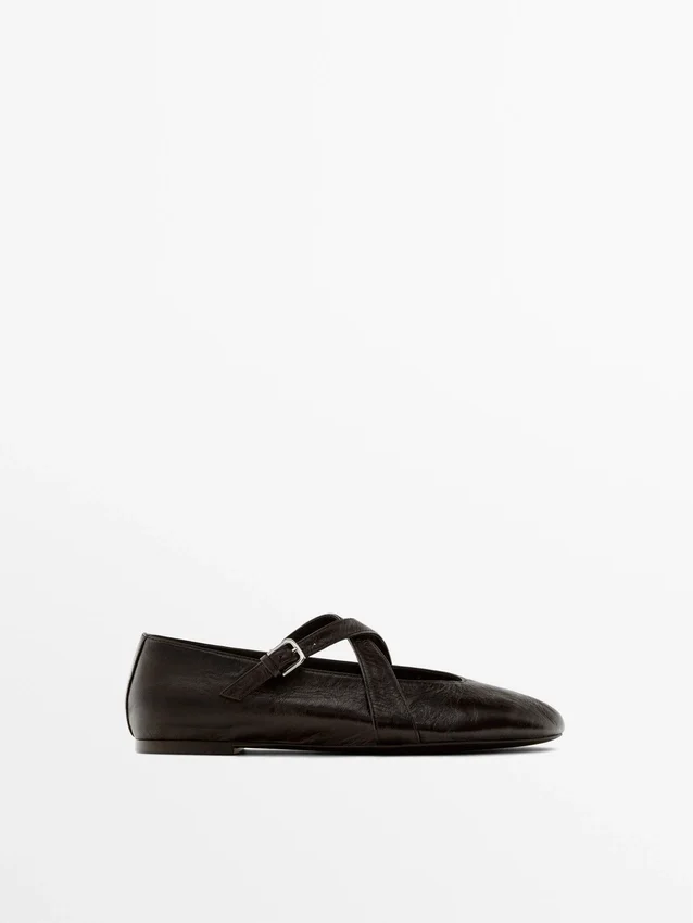 Ballerinas mit gekreuzten Riemen und Schnalle Ballerinas mit gekreuzten Riemen und Schnalle