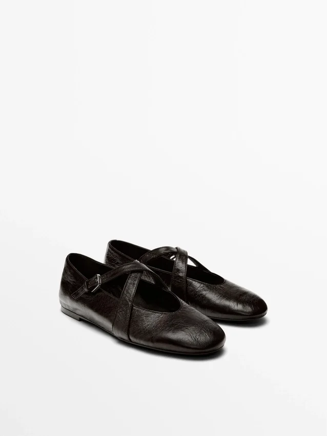 Ballerinas mit gekreuzten Riemen und Schnalle Ballerinas mit gekreuzten Riemen und Schnalle