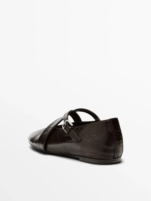 Ballerinas mit gekreuzten Riemen und Schnalle Ballerinas mit gekreuzten Riemen und Schnalle