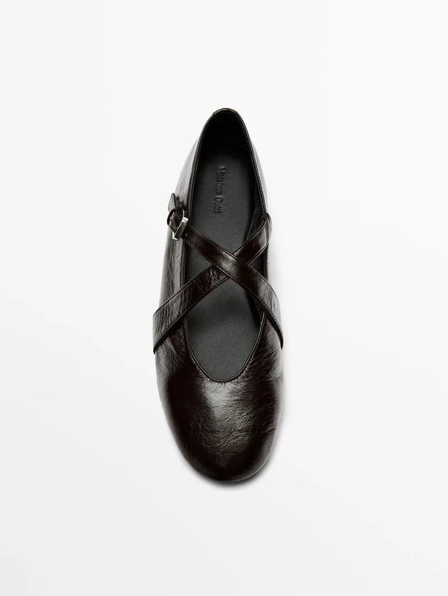 Ballerinas mit gekreuzten Riemen und Schnalle Ballerinas mit gekreuzten Riemen und Schnalle