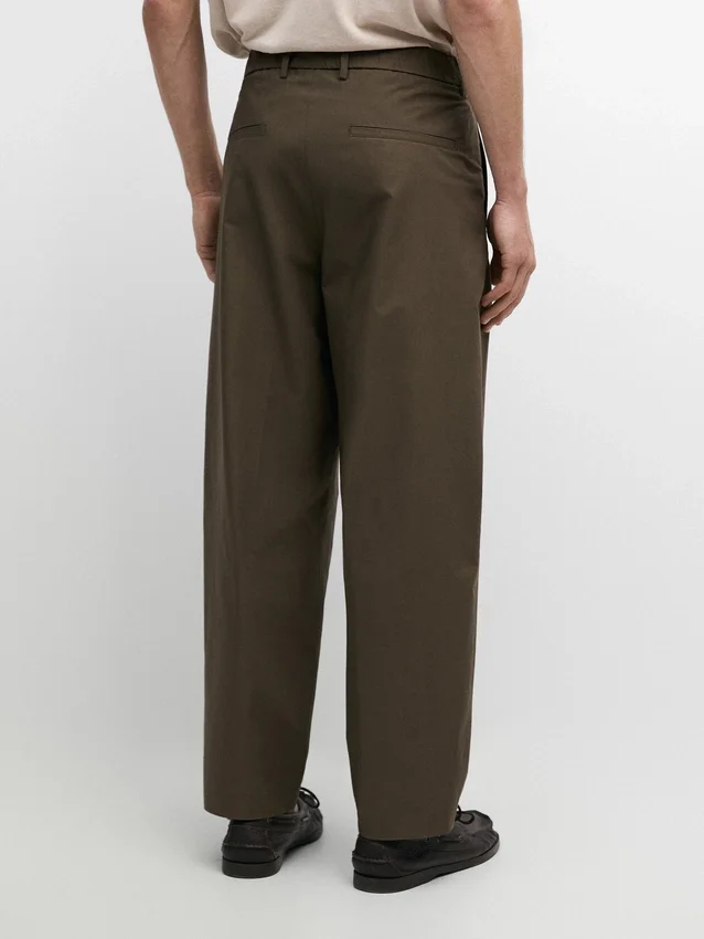 Baumwoll-Hose mit doppelten Abnähern Baumwoll-Hose mit doppelten Abnähern