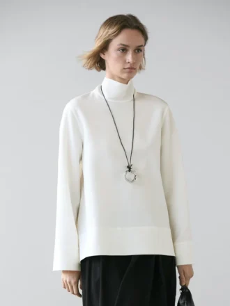 Bluse mit hohem Kragen und Saumdetail Bluse mit hohem Kragen und Saumdetail