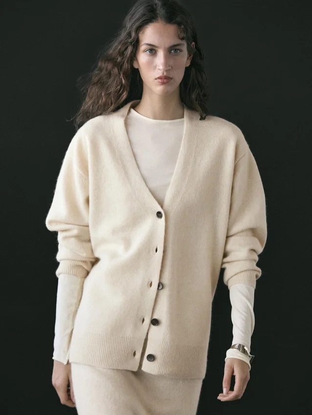 Cardigan aus Alpaka und Wolle mit V-Ausschnitt Cardigan aus Alpaka und Wolle mit V-Ausschnitt