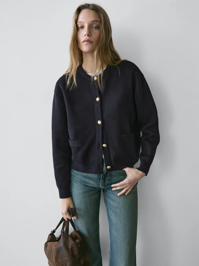 Cardigan aus Baumwollstrick mit goldenen Knöpfen Cardigan aus Baumwollstrick mit goldenen Knöpfen