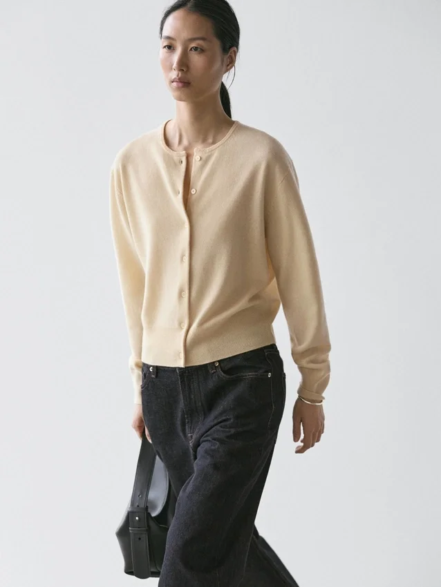 Cardigan aus Wolle mit Rundhalsausschnitt Cardigan aus Wolle mit Rundhalsausschnitt