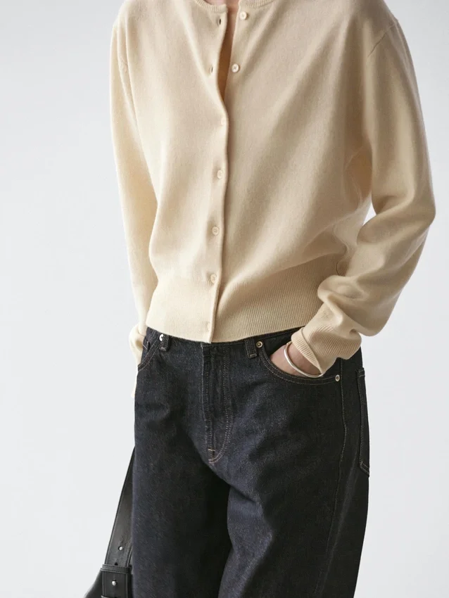 Cardigan aus Wolle mit Rundhalsausschnitt Cardigan aus Wolle mit Rundhalsausschnitt