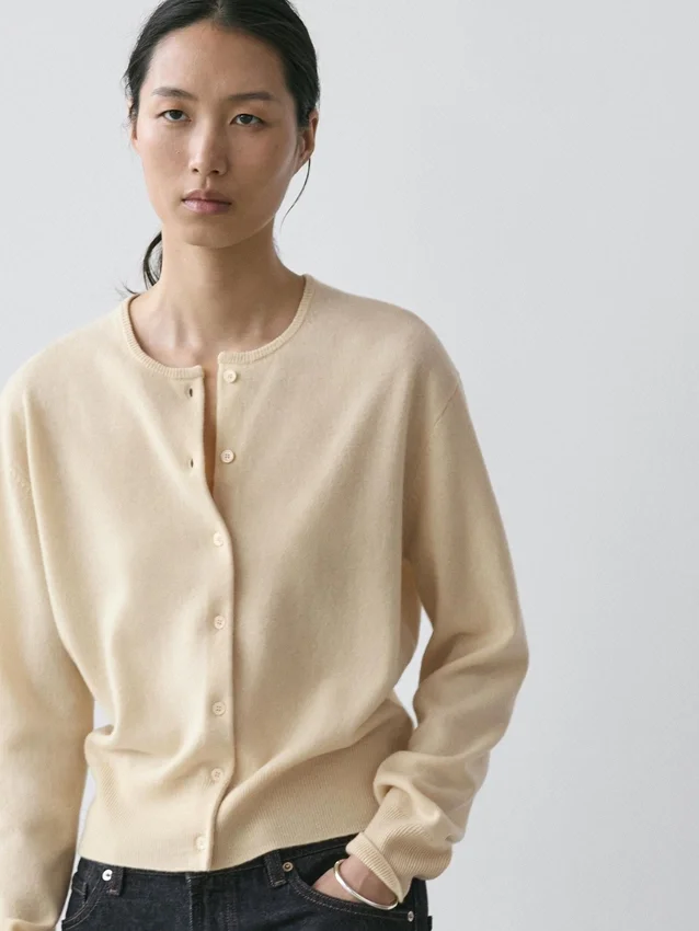 Cardigan aus Wolle mit Rundhalsausschnitt Cardigan aus Wolle mit Rundhalsausschnitt