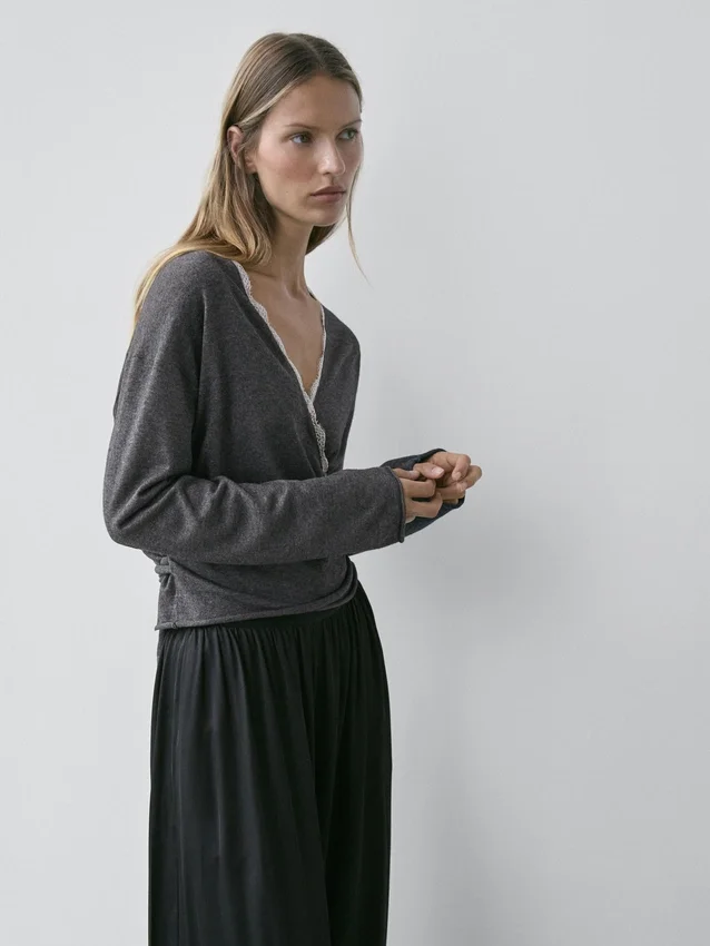 Cardigan im Wickelstil mit Spitzendetails Cardigan im Wickelstil mit Spitzendetails
