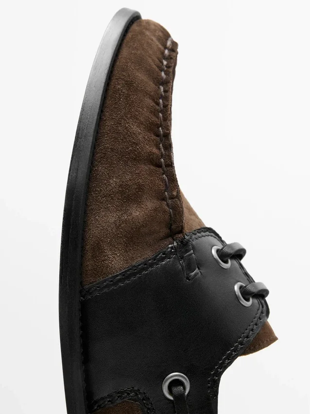 Deck-Schuhe aus kontrastierendem Leder Deck-Schuhe aus kontrastierendem Leder