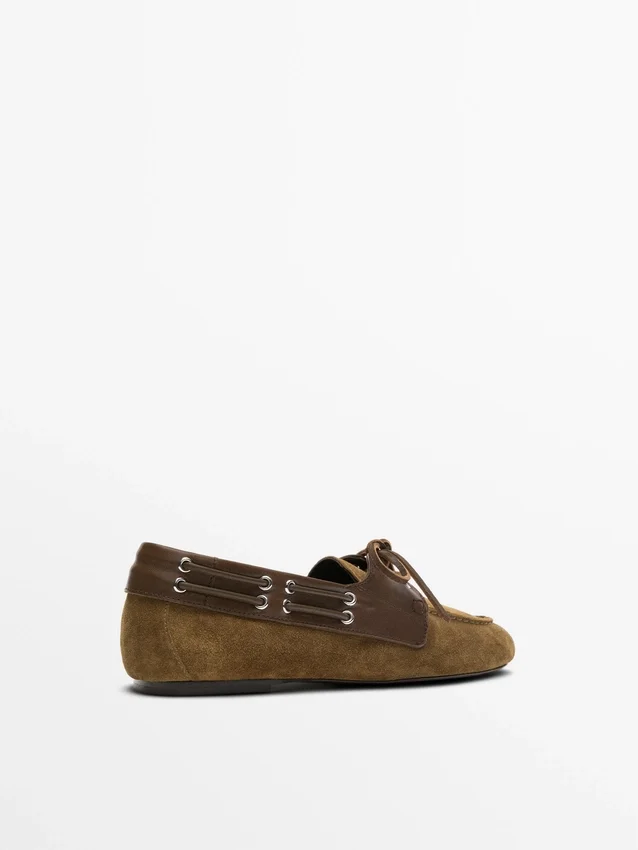 Deck-Schuhe aus kontrastierendem Leder Deck-Schuhe aus kontrastierendem Leder