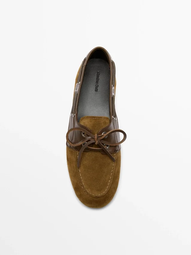 Deck-Schuhe aus kontrastierendem Leder Deck-Schuhe aus kontrastierendem Leder