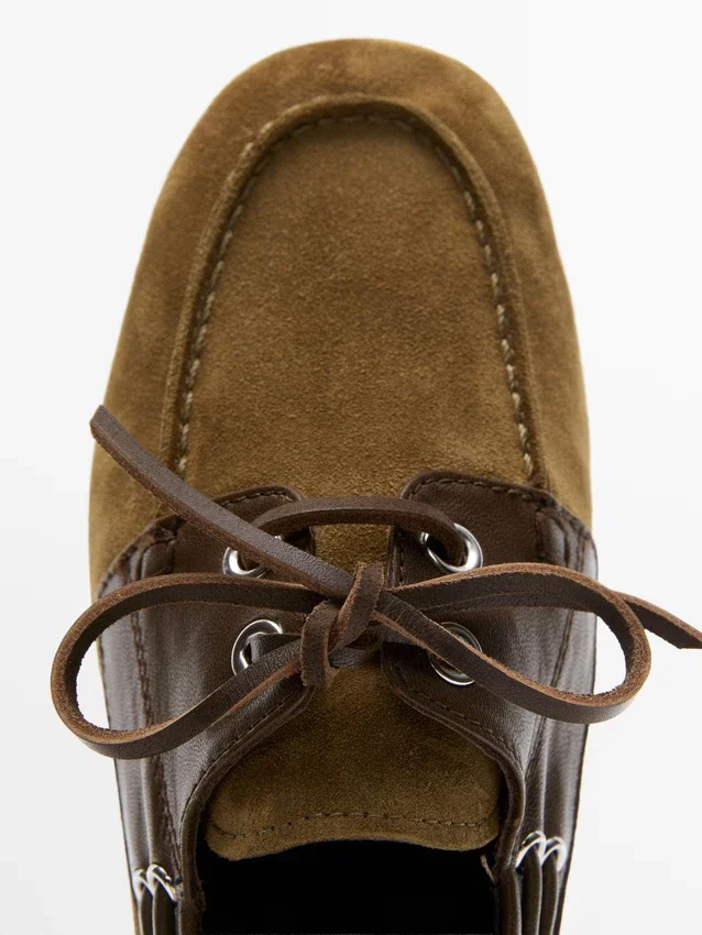 Deck-Schuhe aus kontrastierendem Leder Deck-Schuhe aus kontrastierendem Leder