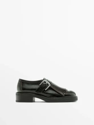 Derby-Schuhe mit Schnallen und Fransen