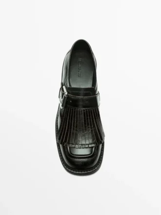 Derby-Schuhe mit Schnallen und Fransen