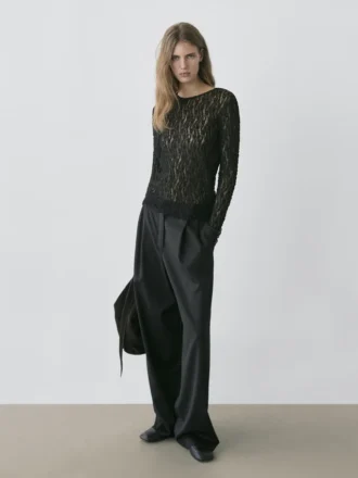 Durchbrochenes Strickoberteil mit langen Ärmeln und Spitze Durchbrochenes Strickoberteil mit langen Ärmeln und Spitze