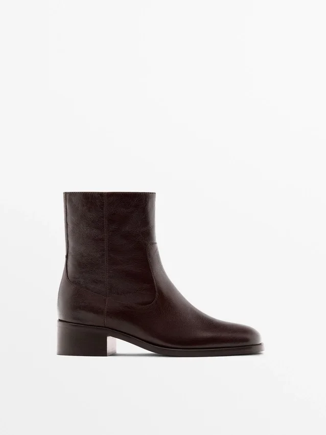 Flache Stiefeletten aus geknittertem Leder Flache Stiefeletten aus geknittertem Leder