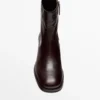 Flache Stiefeletten aus geknittertem Leder Flache Stiefeletten aus geknittertem Leder
