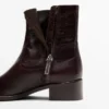Flache Stiefeletten aus geknittertem Leder Flache Stiefeletten aus geknittertem Leder