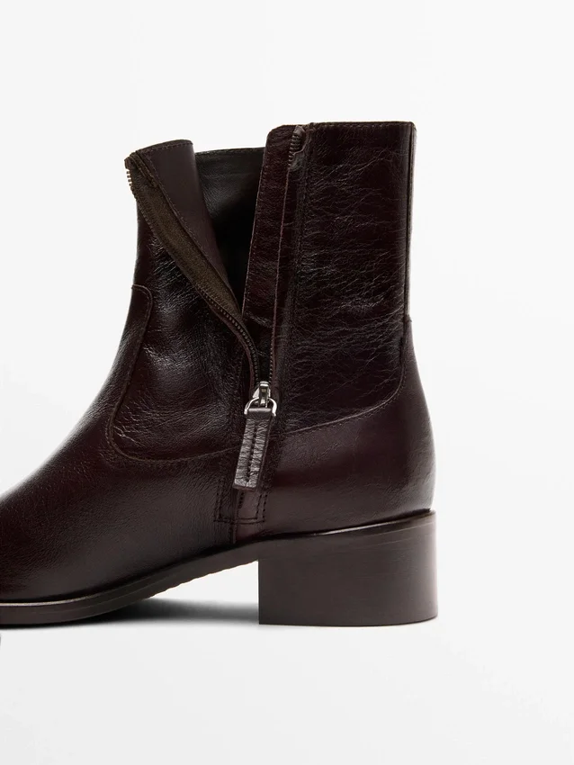 Flache Stiefeletten aus geknittertem Leder Flache Stiefeletten aus geknittertem Leder