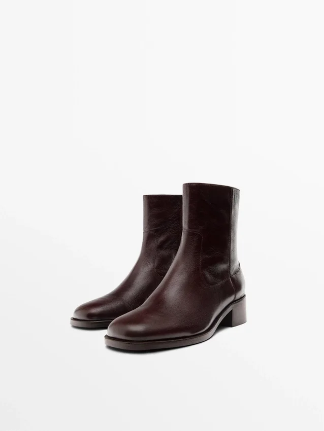 Flache Stiefeletten aus geknittertem Leder Flache Stiefeletten aus geknittertem Leder