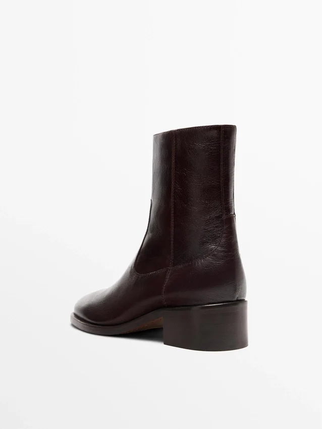 Flache Stiefeletten aus geknittertem Leder Flache Stiefeletten aus geknittertem Leder