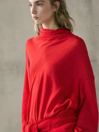 Fließende Bluse mit drapiertem Kragen Fließende Bluse mit drapiertem Kragen