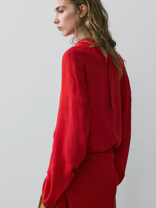 Fließende Bluse mit drapiertem Kragen Fließende Bluse mit drapiertem Kragen