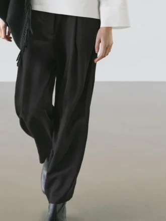 Fließende Hose mit Falten