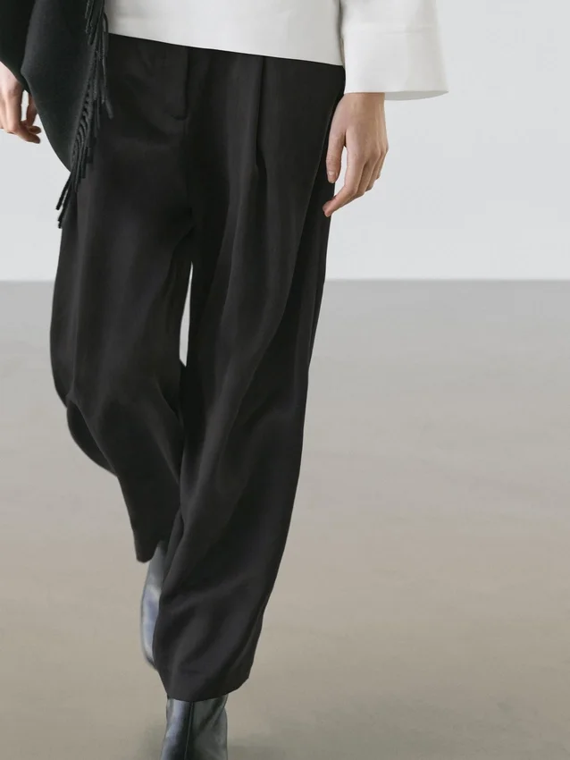 Fließende Hose mit Falten Fließende Hose mit Falten