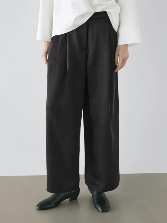 Fließende Hose mit Falten Fließende Hose mit Falten