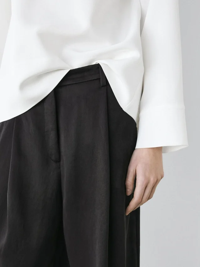 Fließende Hose mit Falten Fließende Hose mit Falten