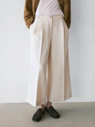 Fließende Hose mit umgeschlagenen Säumen Fließende Hose mit umgeschlagenen Säumen
