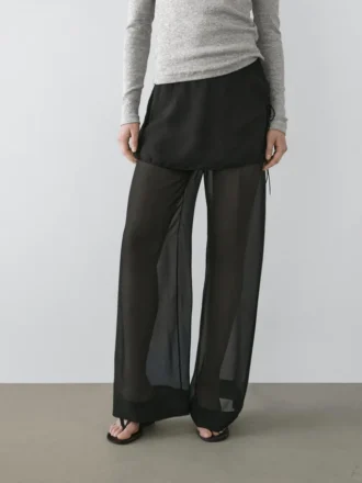 Fließende, kontrastierende Seidenhose