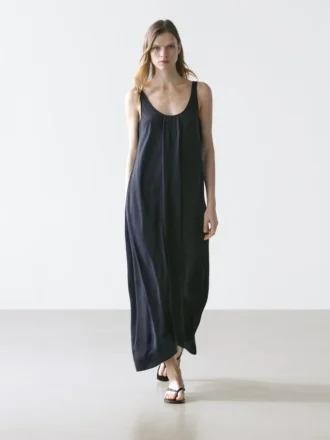Fließendes, ausgestelltes Kleid mit Trägern Fließendes, ausgestelltes Kleid mit Trägern