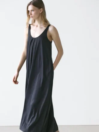 Fließendes, ausgestelltes Kleid mit Trägern Fließendes, ausgestelltes Kleid mit Trägern