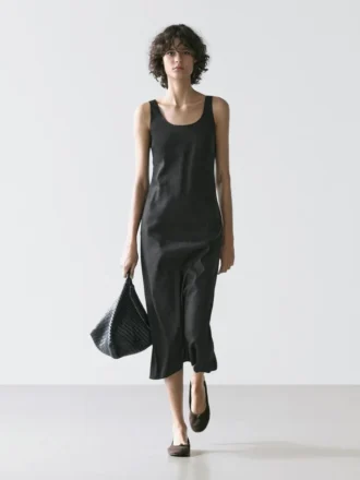 Fließendes Midi-Kleid mit Rundhalsausschnitt Fließendes Midi-Kleid mit Rundhalsausschnitt