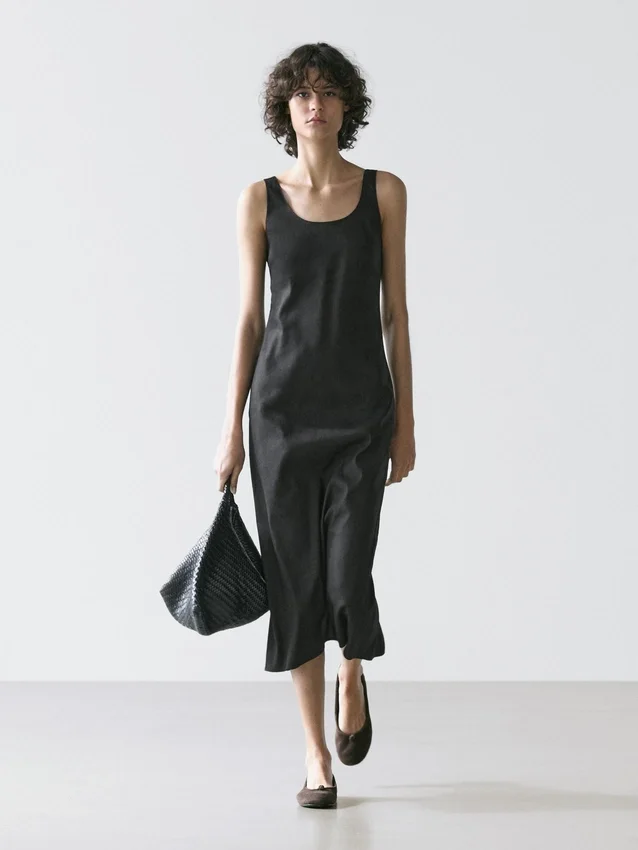 Fließendes Midi-Kleid mit Rundhalsausschnitt Fließendes Midi-Kleid mit Rundhalsausschnitt