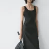Fließendes Midi-Kleid mit Rundhalsausschnitt Fließendes Midi-Kleid mit Rundhalsausschnitt